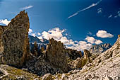 Trekking nel Parco Naturale Puez-Odle. Da Passo Gardena al Rifugio Puez, i picchi del passo Cir.